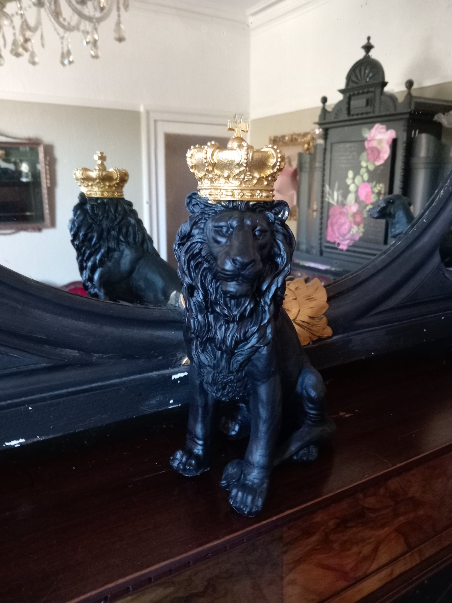 Black Sitting Lion With Gold Crown Ornament