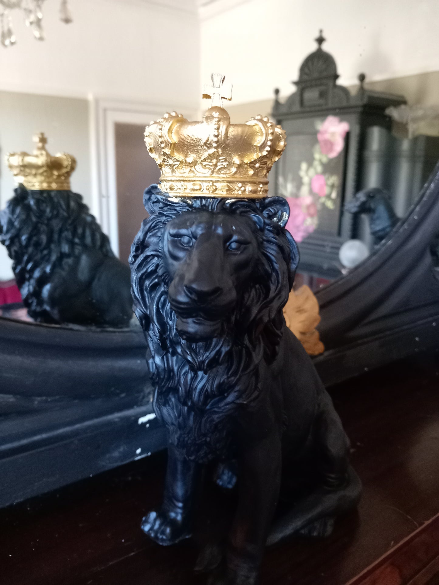 Black Sitting Lion With Gold Crown Ornament