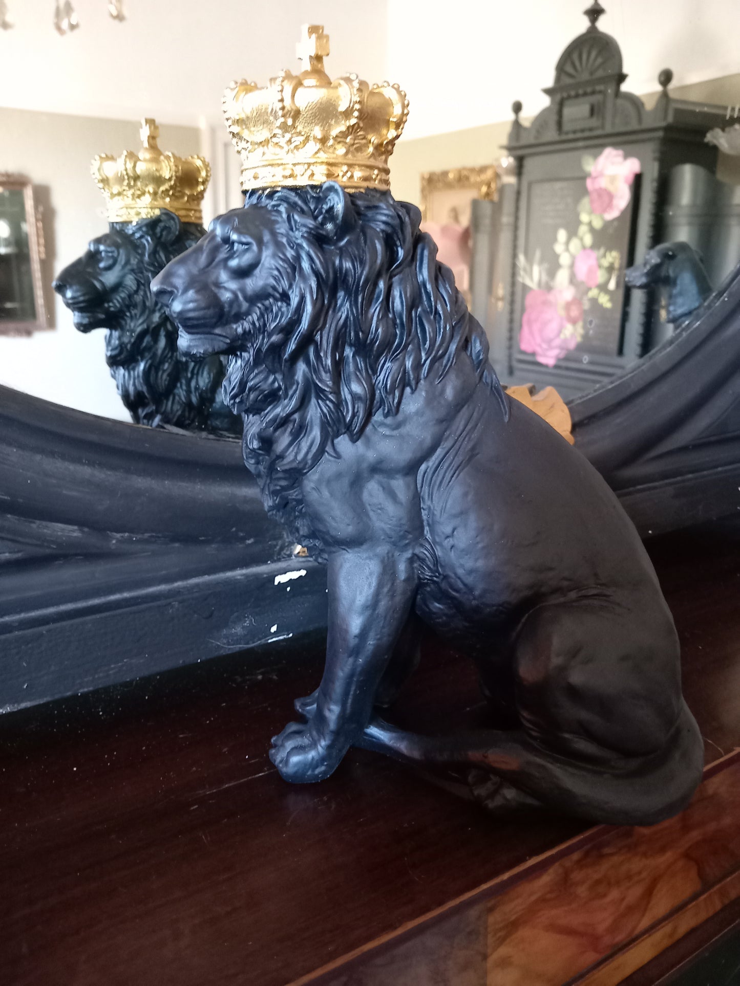 Black Sitting Lion With Gold Crown Ornament