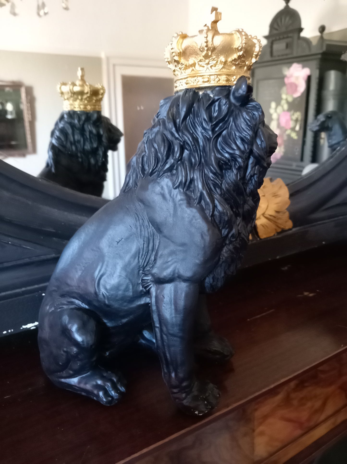 Black Sitting Lion With Gold Crown Ornament