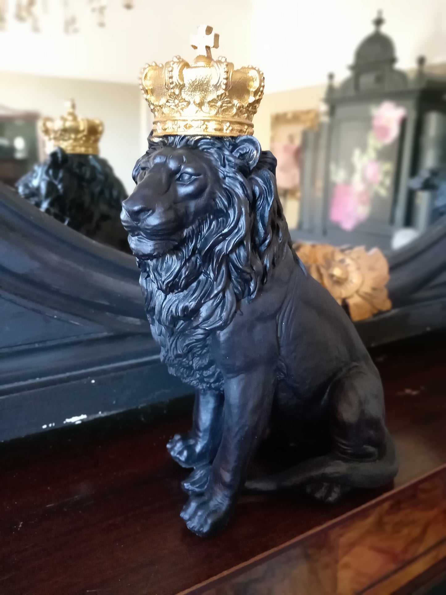 Black Sitting Lion With Gold Crown Ornament