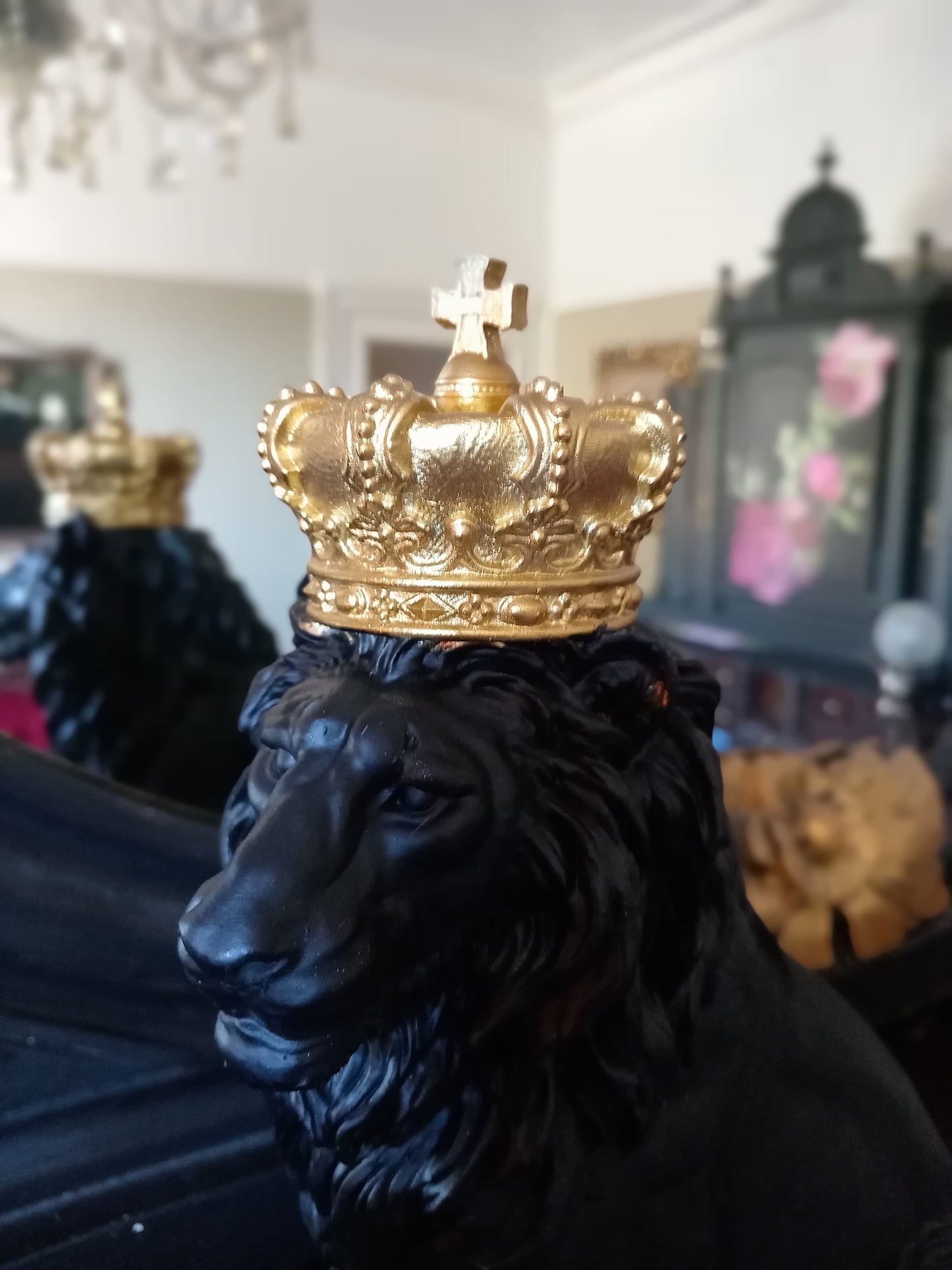 Black Sitting Lion With Gold Crown Ornament